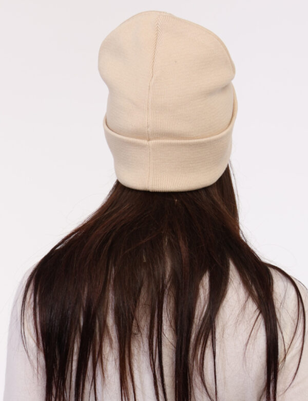 Cappello Calvin Klein Beige - Cappello modello berretto in total beige con risvoltino e patch logo brand. La vestibilità è m