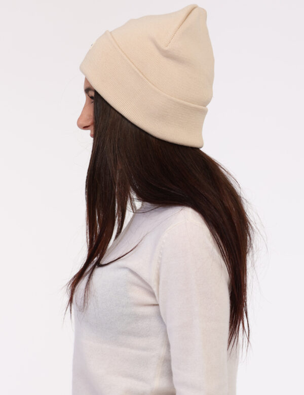 Cappello Calvin Klein Beige - Cappello modello berretto in total beige con risvoltino e patch logo brand. La vestibilità è m