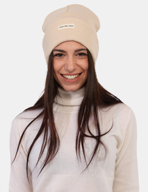 Cappello Calvin Klein Beige - Cappello modello berretto in total beige con risvoltino e patch logo brand. La vestibilità è m