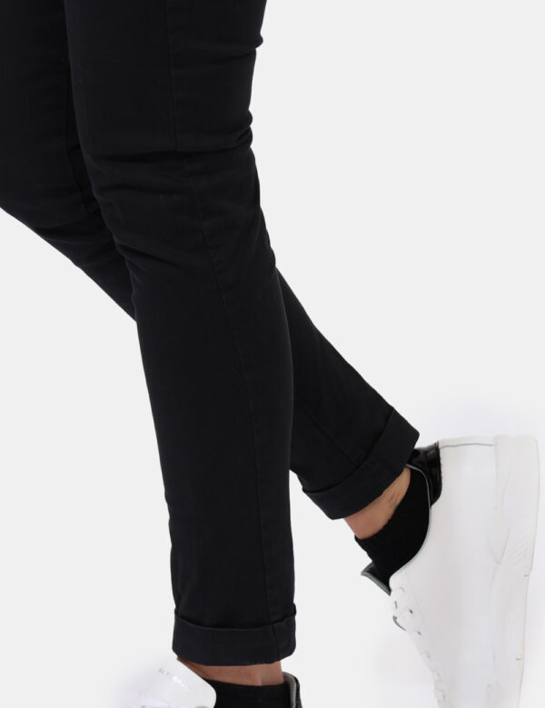 Pantaloni Concept83 Nero - Pantaloni in cotone ed in total nero sbiadito con tasche a taglio trasversale e fake tasche sul r
