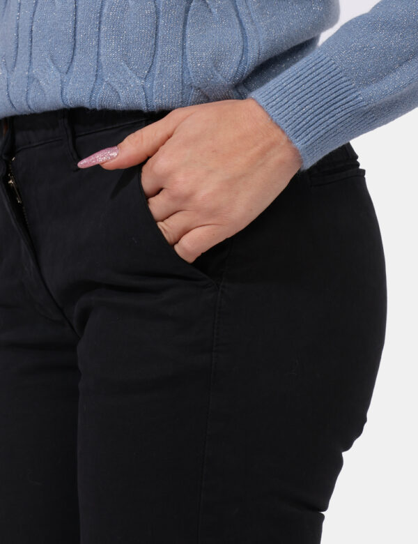 Pantaloni Concept83 Nero - Pantaloni in cotone ed in total nero sbiadito con tasche a taglio trasversale e fake tasche sul r