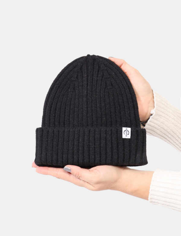 Cappello Concept83 nero - COMPOSIZIONE E VESTIBILITÀ:100% acrilicoCONSIGLI DI STILE:Cappello modello berretto in total nero