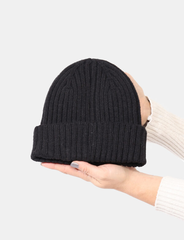 Cappello Concept83 nero - COMPOSIZIONE E VESTIBILITÀ:100% acrilicoCONSIGLI DI STILE:Cappello modello berretto in total nero