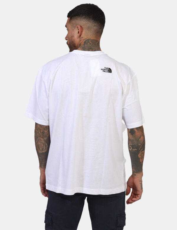 T-shirt The North Face Bianco - T-shirt in total bianco con logo brand ad altezza cuore. La vestibilità è morbida e regolare