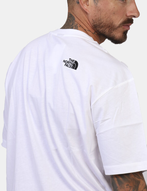 T-shirt The North Face Bianco - T-shirt in total bianco con logo brand ad altezza cuore. La vestibilità è morbida e regolare
