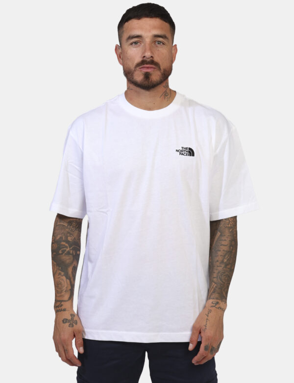 T-shirt The North Face Bianco - T-shirt in total bianco con logo brand ad altezza cuore. La vestibilità è morbida e regolare