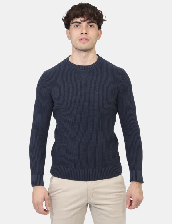 Maglione Goha Blu - Maglione classico invernale in total blu con trama lavorata. La vestibilità è morbida e regolare. Il mag