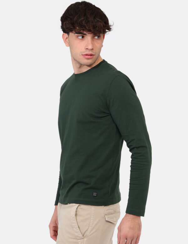 T-shirt Goha Verde - T-shirt classica a maniche lunghe in total verde scuro. La vestibilità del capo è regolare. La t-shirt