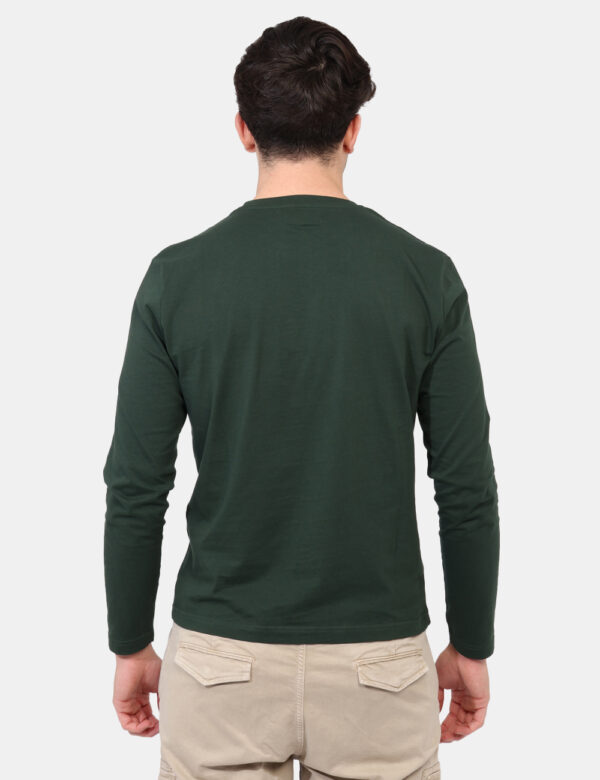 T-shirt Goha Verde - T-shirt classica a maniche lunghe in total verde scuro. La vestibilità del capo è regolare. La t-shirt