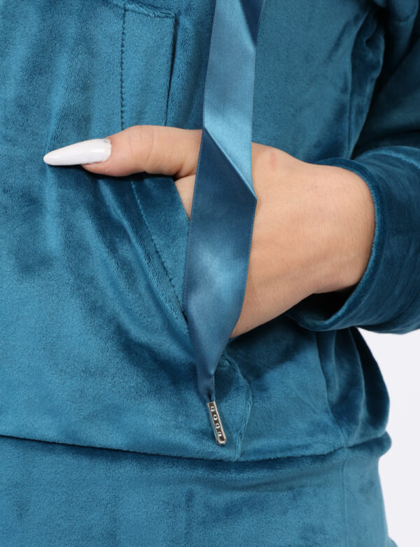 Felpa Concept83 Azzurro - Elegante felpa con cappuccio in tessuto scamosciato ed in total azzurro ottanio. Presenti tasche a