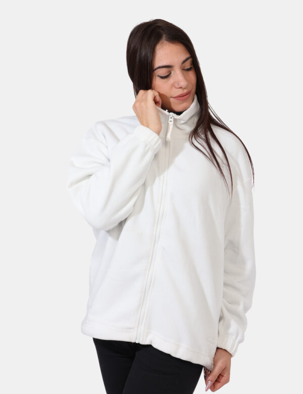 Pile Concept83 Bianco - Pile leggero in total bianco panna. La vestibilità è morbida e pratica grazie a zip sul fronte. Il p