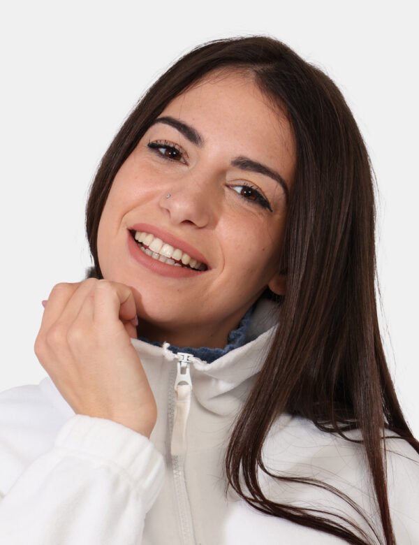 Pile Concept83 Bianco - Pile leggero in total bianco panna. La vestibilità è morbida e pratica grazie a zip sul fronte. Il p
