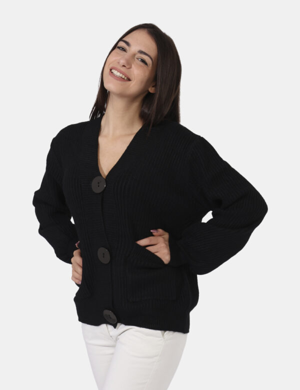 Cardigan Sandro Ferrone Nero - Cardigan in total nero con tasche a toppa in tinta. La vestibilità è morbida e pratica grazie