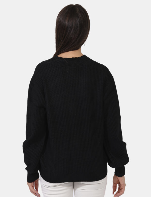 Cardigan Sandro Ferrone Nero - Cardigan in total nero con tasche a toppa in tinta. La vestibilità è morbida e pratica grazie