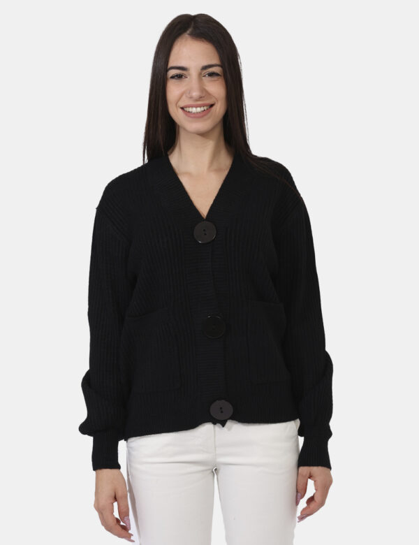 Cardigan Sandro Ferrone Nero - Cardigan in total nero con tasche a toppa in tinta. La vestibilità è morbida e pratica grazie
