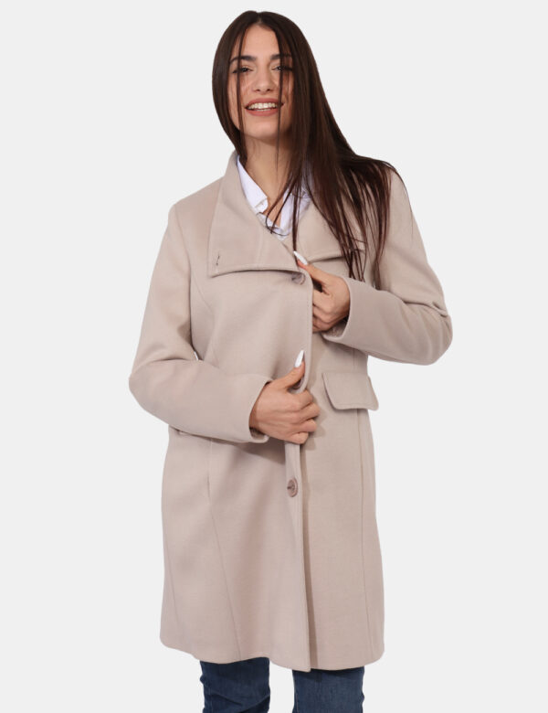 Cappotto Sandro Ferrone Beige - Cappotto classico in total beige con collo alto e fake tasche. La vestibilità è morbida e pr
