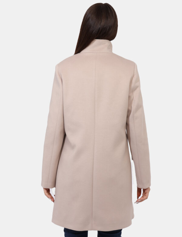 Cappotto Sandro Ferrone Beige - Cappotto classico in total beige con collo alto e fake tasche. La vestibilità è morbida e pr