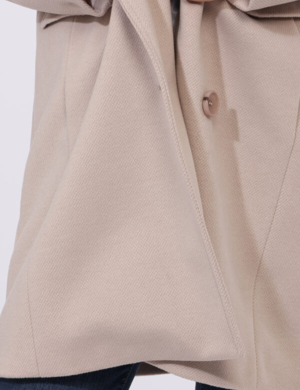 Cappotto Sandro Ferrone Beige - Cappotto classico in total beige con collo alto e fake tasche. La vestibilità è morbida e pr