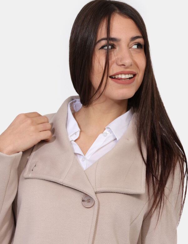 Cappotto Sandro Ferrone Beige - Cappotto classico in total beige con collo alto e fake tasche. La vestibilità è morbida e pr