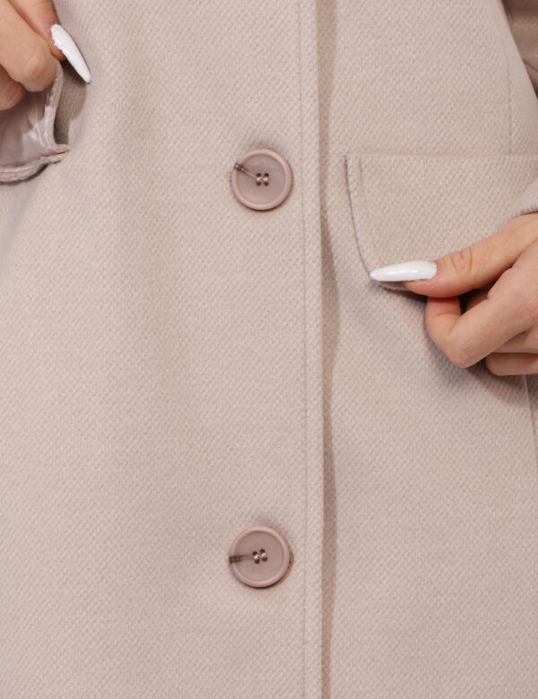 Cappotto Sandro Ferrone Beige - Cappotto classico in total beige con collo alto e fake tasche. La vestibilità è morbida e pr