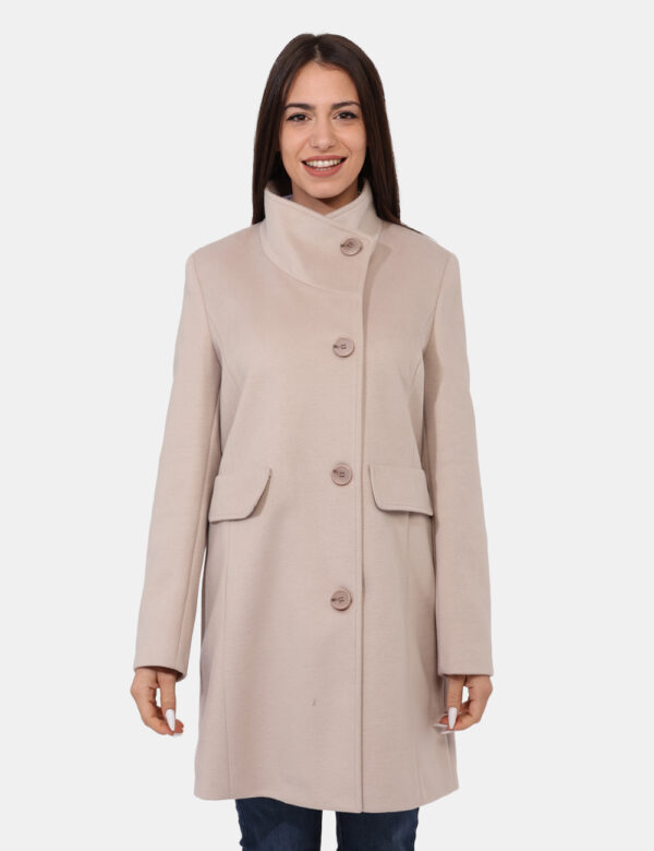 Cappotto Sandro Ferrone Beige - Cappotto classico in total beige con collo alto e fake tasche. La vestibilità è morbida e pr