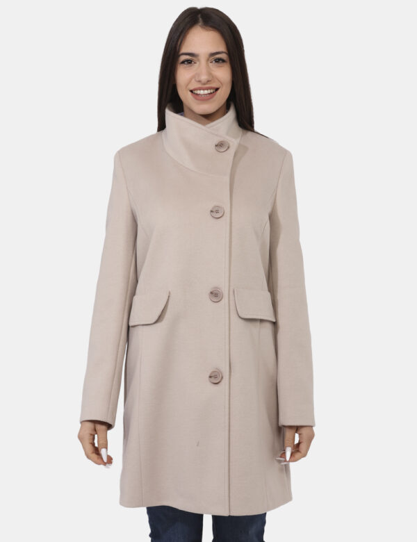 Cappotto Sandro Ferrone Beige - Cappotto classico in total beige con collo alto e fake tasche. La vestibilità è morbida e pr