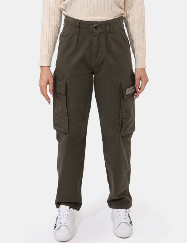 Pantaloni Cargo Concept83 Verde - Pantaloni cargo in total verde militare con tasche a taglio trasversale sul fronte e tasch