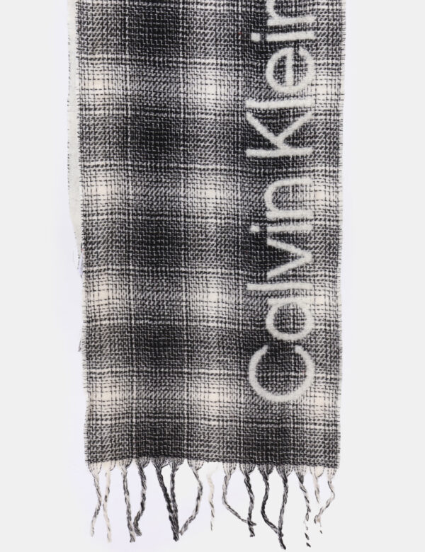 Sciarpa Calvin Klein Bianco - Sciarpa in misto lana bicolor bianco e nero con logo brand coordinato. L'indossatura è pratica