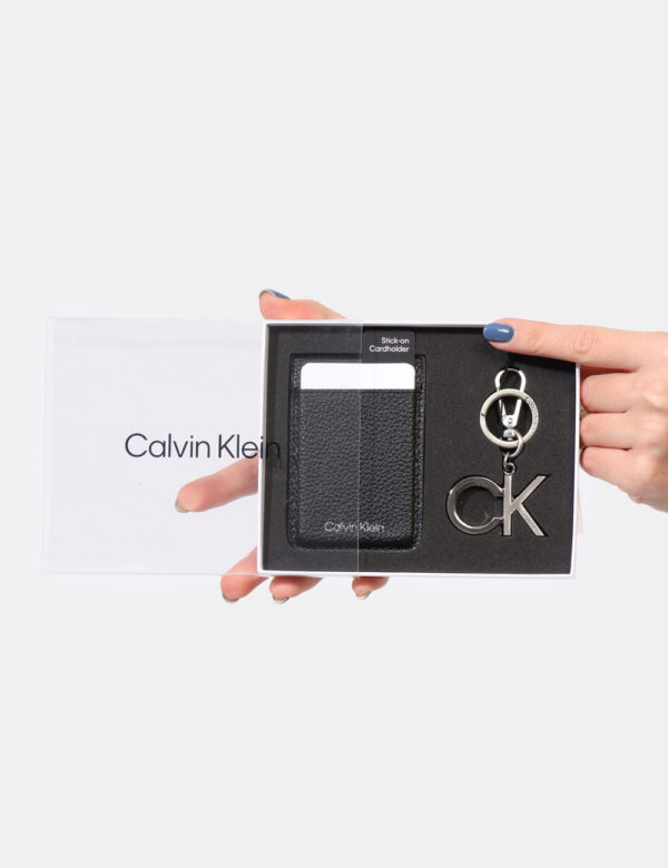 Cofanetto regalo Calvin Klein Nero - Cofanetto regalo composto da portatessere in total nero più portachiavi con logo brand