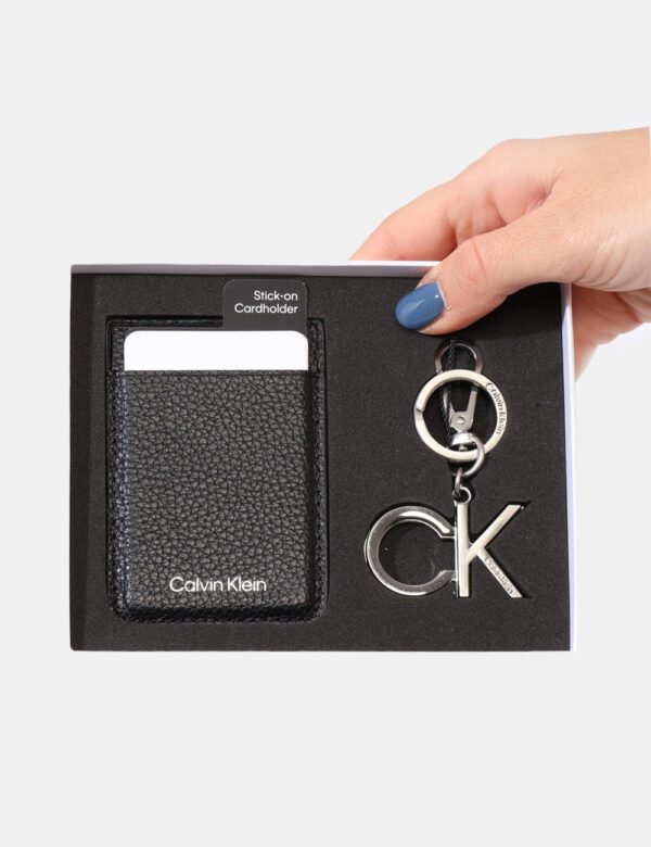 Cofanetto regalo Calvin Klein Nero - Cofanetto regalo composto da portatessere in total nero più portachiavi con logo brand