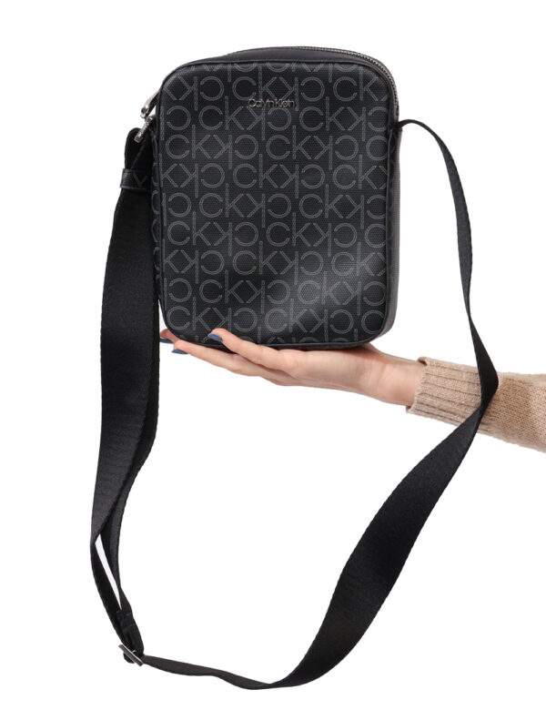 Borsello Calvin Klein Nero - Borsello su base nera con stamoa allover logo brand in grigio. Presente tasca unica con chiusur