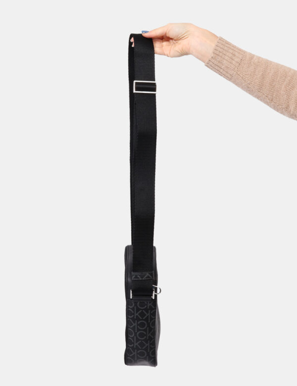 Borsello Calvin Klein Nero - Borsello su base nera con stamoa allover logo brand in grigio. Presente tasca unica con chiusur