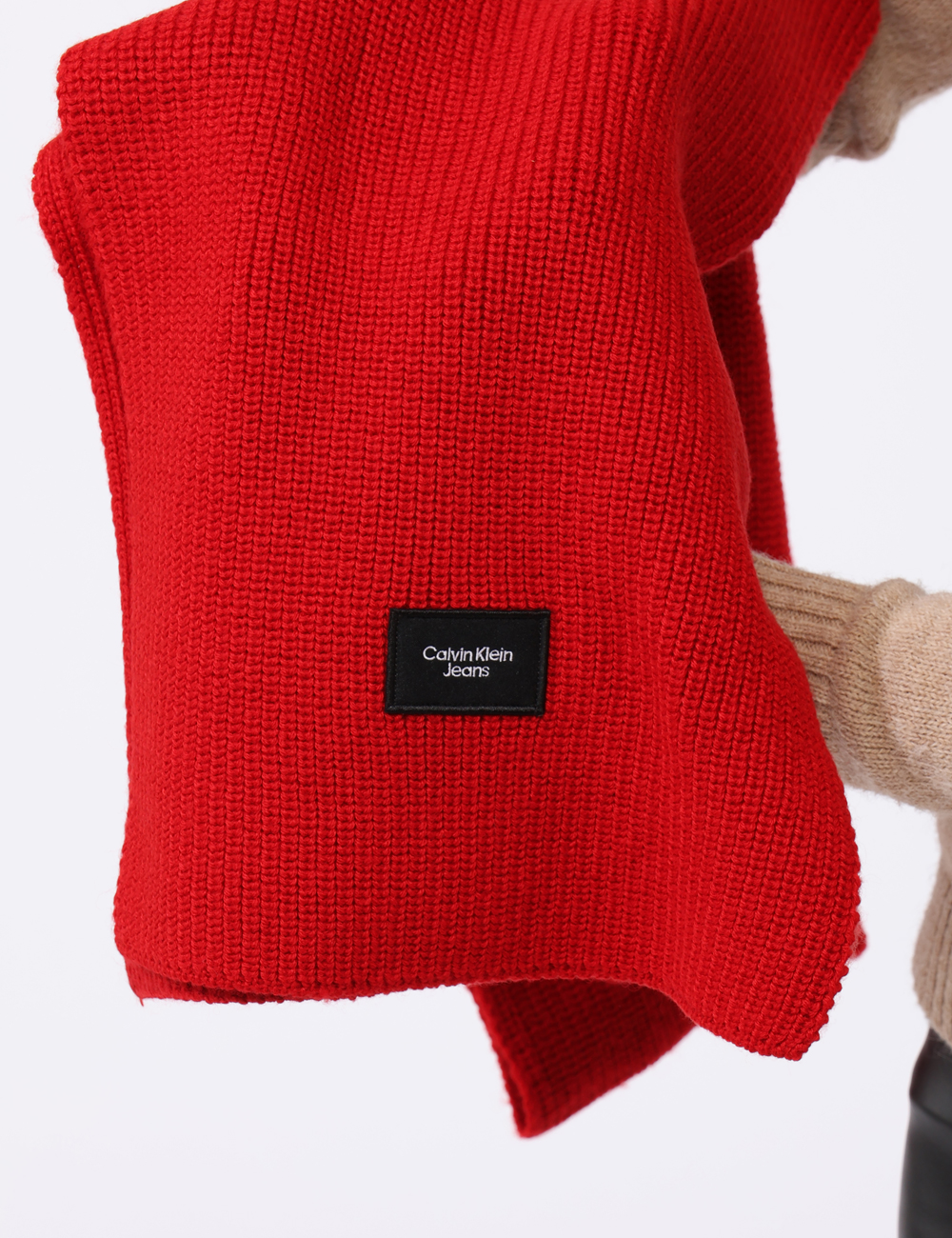 ZW0ZW02235-SV_GV7_AI24_3 Sciarpa Calvin Klein Rosso - Sciarpa in misto lana ed in total rosso con patch logo brand . L'indossatura è pratica e manegg