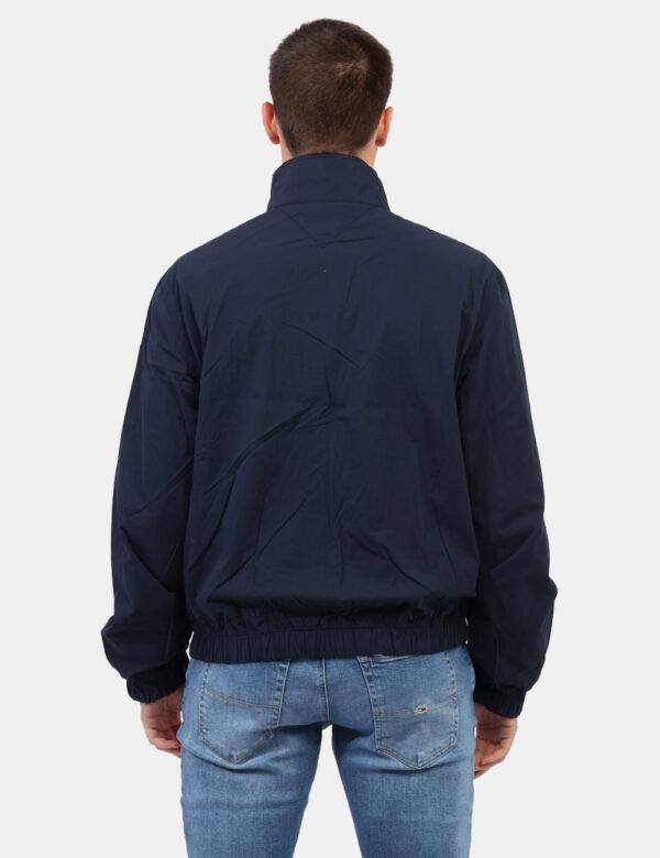 Giubbino Tommy Hilfiger Blu - Giacca impermeabile in total blu navy con tasche a taglio trasversale e chiusura a bottone. La
