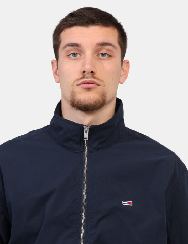 Giubbino Tommy Hilfiger Blu - Giacca impermeabile in total blu navy con tasche a taglio trasversale e chiusura a bottone. La