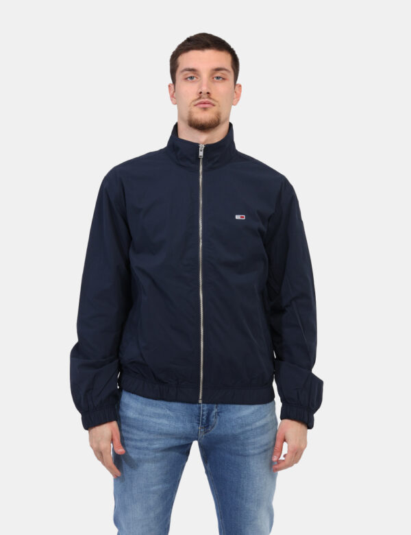 Giubbino Tommy Hilfiger Blu - Giacca impermeabile in total blu navy con tasche a taglio trasversale e chiusura a bottone. La