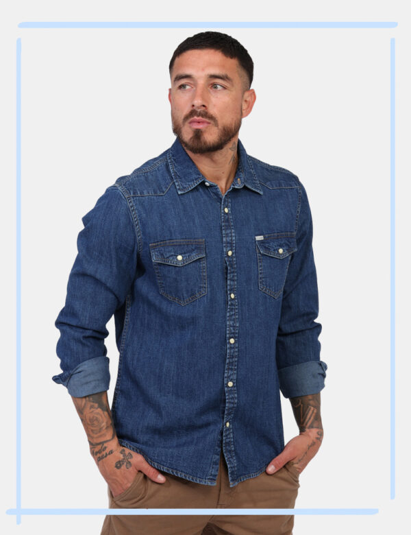 Camicia Guess Jeans taglia L - L’articolo appartiene al campionario esclusivo di stagione: pezzo unico.Cod. art. M4YH55D5EI1