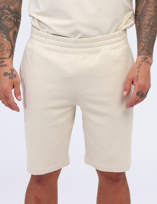 Bermuda Guess Panna taglia M - L’articolo appartiene al campionario esclusivo di stagione: pezzo unico.Cod. art. M5GD10KCN01