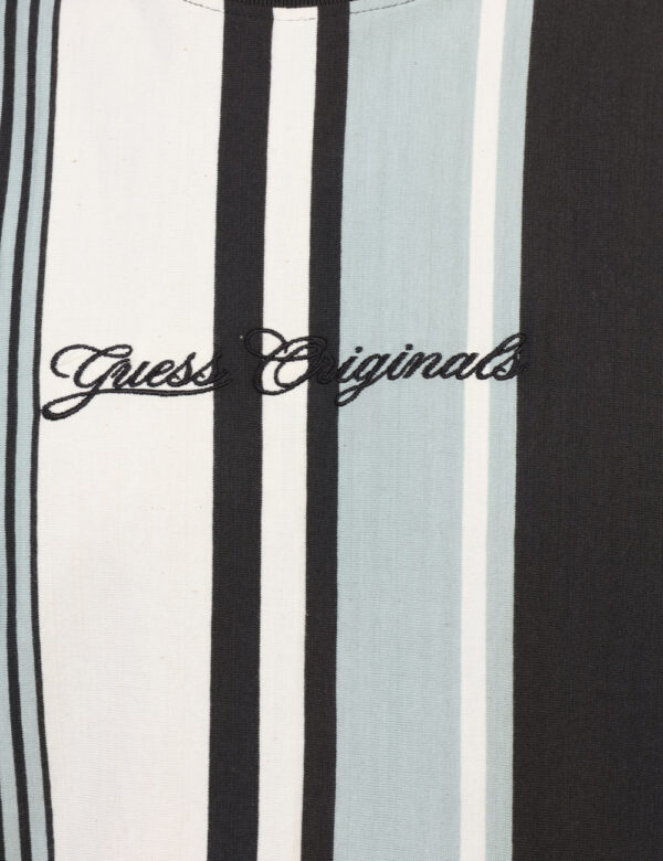 T-shirt Guess Fantasia taglia L - L’articolo appartiene al campionario esclusivo di stagione: pezzo unico.Cod. art. M5GI59K8