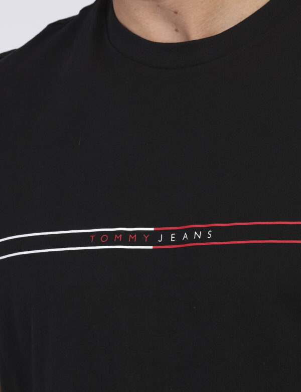 T-shirt Tommy Hilfiger Nero - T-shirt in total nero con stampa logo brand in rosso e bianco. La vestibilità è morbida e rego