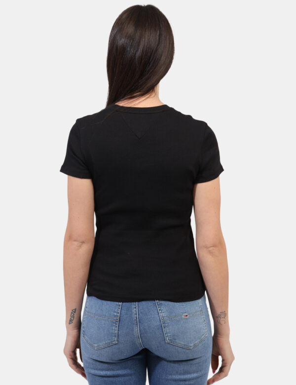 T-shirt Tommy Hilfiger Nero - T-shirt in cotone spesso in total nero con stampa logo brand. La vestibilità è morbida e regol