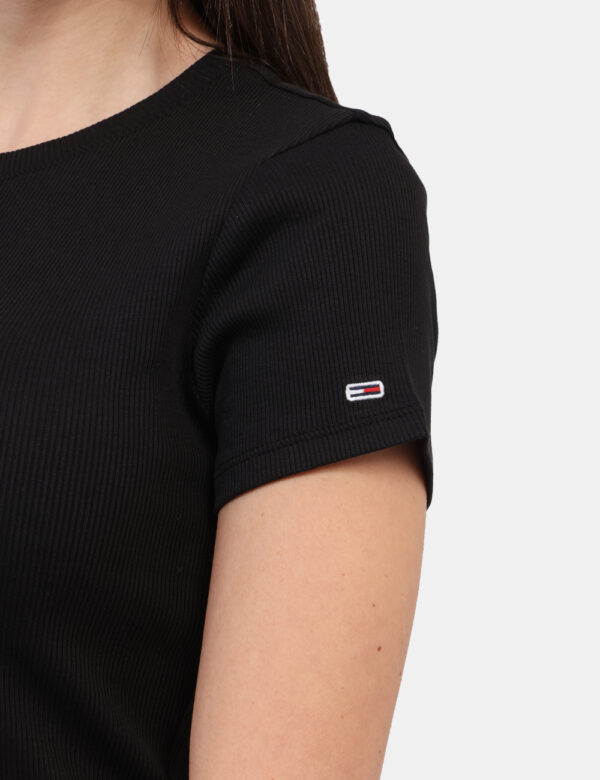 T-shirt Tommy Hilfiger Nero - T-shirt in cotone spesso in total nero con stampa logo brand. La vestibilità è morbida e regol