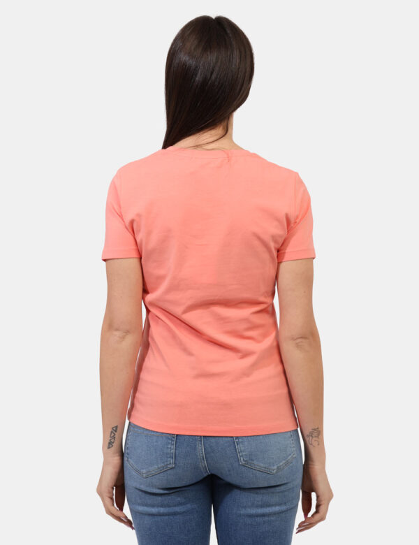 T-shirt Concept83 Rosa - T-shirt classica su base rosa salmone con stampa donna più glitter coordinati. La vestibilità è mor