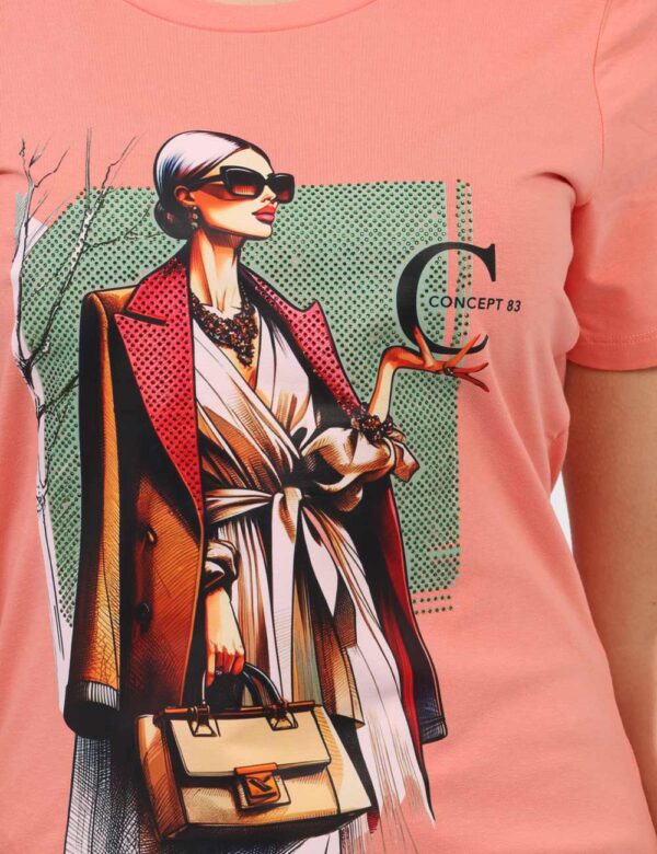 T-shirt Concept83 Rosa - T-shirt classica su base rosa salmone con stampa donna più glitter coordinati. La vestibilità è mor
