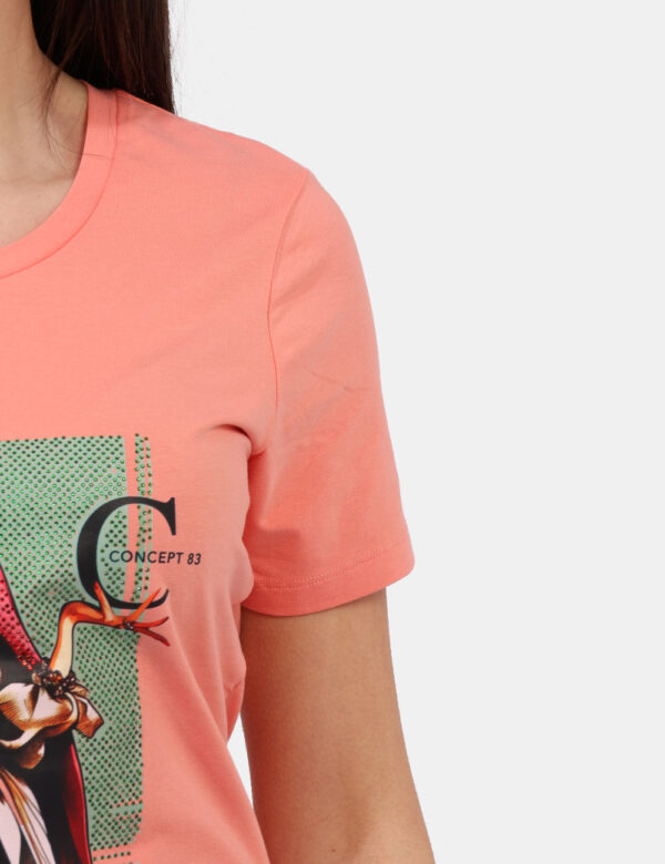 T-shirt Concept83 Rosa - T-shirt classica su base rosa salmone con stampa donna più glitter coordinati. La vestibilità è mor