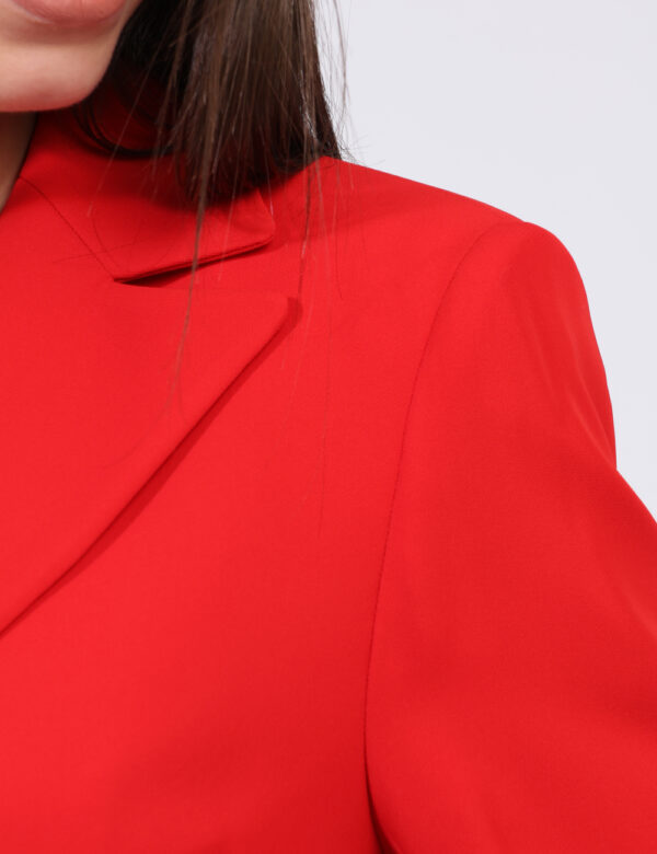 Blazer Materica Rosso - Blazer classico in total rosso con fake tasche a taglio. La vestibilità è morbida e pratica grazie a