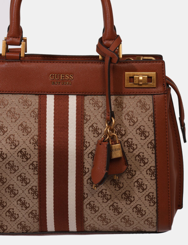 Borsa Guess Marrone - Borsa a tracolla di medie dimensioni in tela esterna beige e marrone con logo brand. Ulteriore dettagl