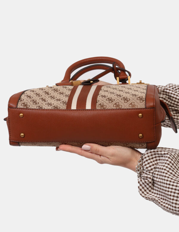 Borsa Guess Marrone - Borsa a tracolla di medie dimensioni in tela esterna beige e marrone con logo brand. Ulteriore dettagl