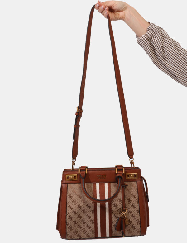 Borsa Guess Marrone - Borsa a tracolla di medie dimensioni in tela esterna beige e marrone con logo brand. Ulteriore dettagl