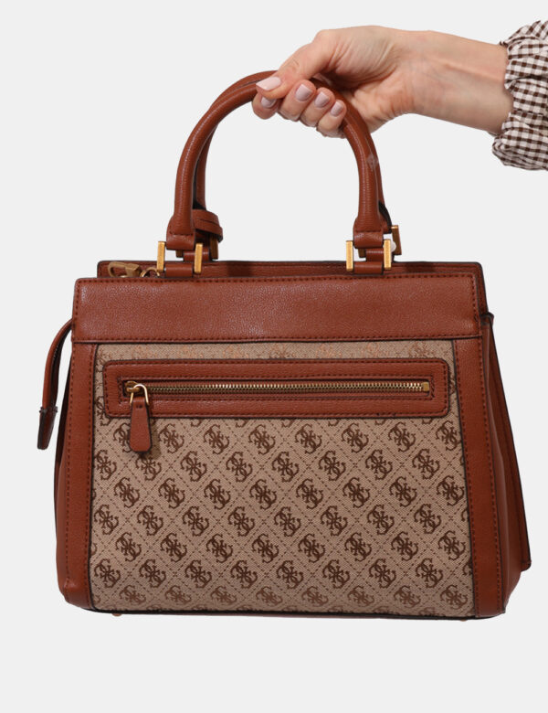 Borsa Guess Marrone - Borsa a tracolla di medie dimensioni in tela esterna beige e marrone con logo brand. Ulteriore dettagl